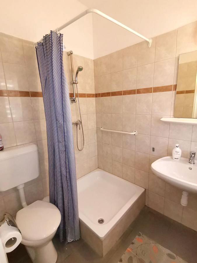 Kamilla Panzio Es Rendezvenyhaz Bed & Breakfast Balmazujvaros Exterior photo