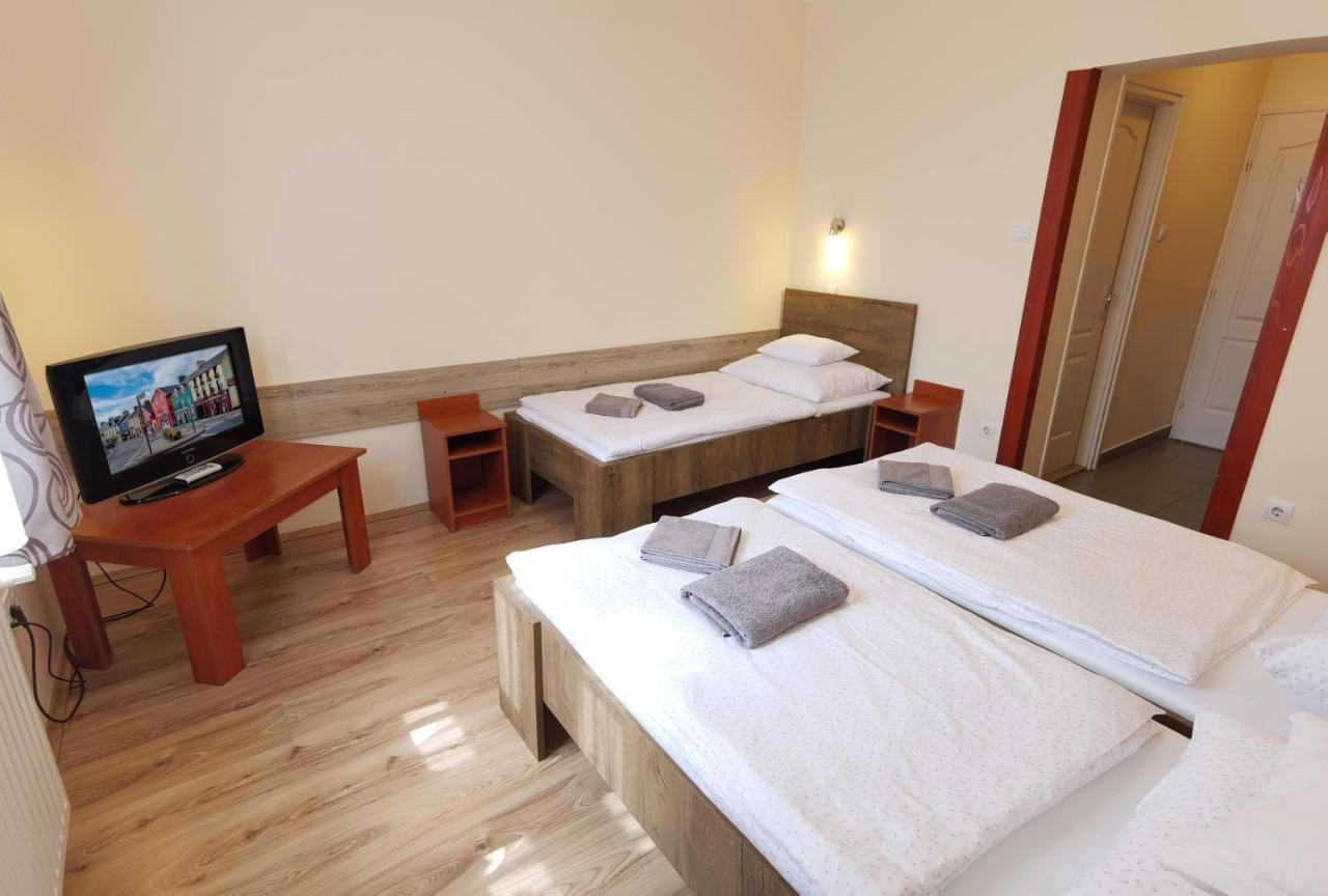 Kamilla Panzio Es Rendezvenyhaz Bed & Breakfast Balmazujvaros Exterior photo