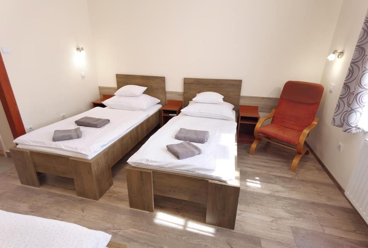 Kamilla Panzio Es Rendezvenyhaz Bed & Breakfast Balmazujvaros Exterior photo